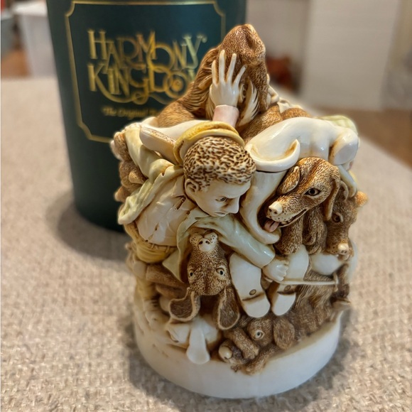 Harmony Kingdom Mad Dogs and Englishmen Figurine Box - Picture 2 of 8